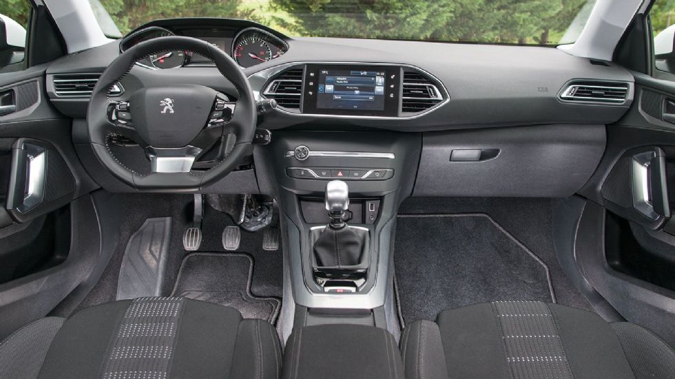 Σύγχρονο αισθητικά το εσωτερικό του Peugeot